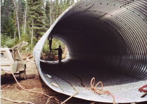 Installation d’un ponceau sous le chemin forestier