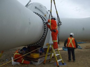 Préparation à l'érection des pâles d'une éolienne