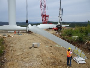 Préparation à l'érection des pâles d'une éolienne