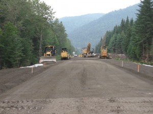 Fin de la préparation de la chaussée avant le pavage