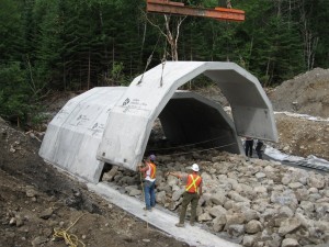 Mise en place des sections du ponceau préfabriquées