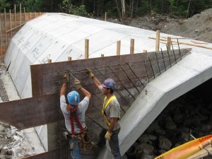 Installation de l'acier d'armature des murs de tête