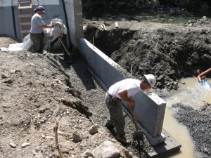 Installation des murs d'ailes préfabriqués