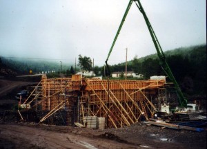 Bétonnage des culées avec une pompe à bras articulé